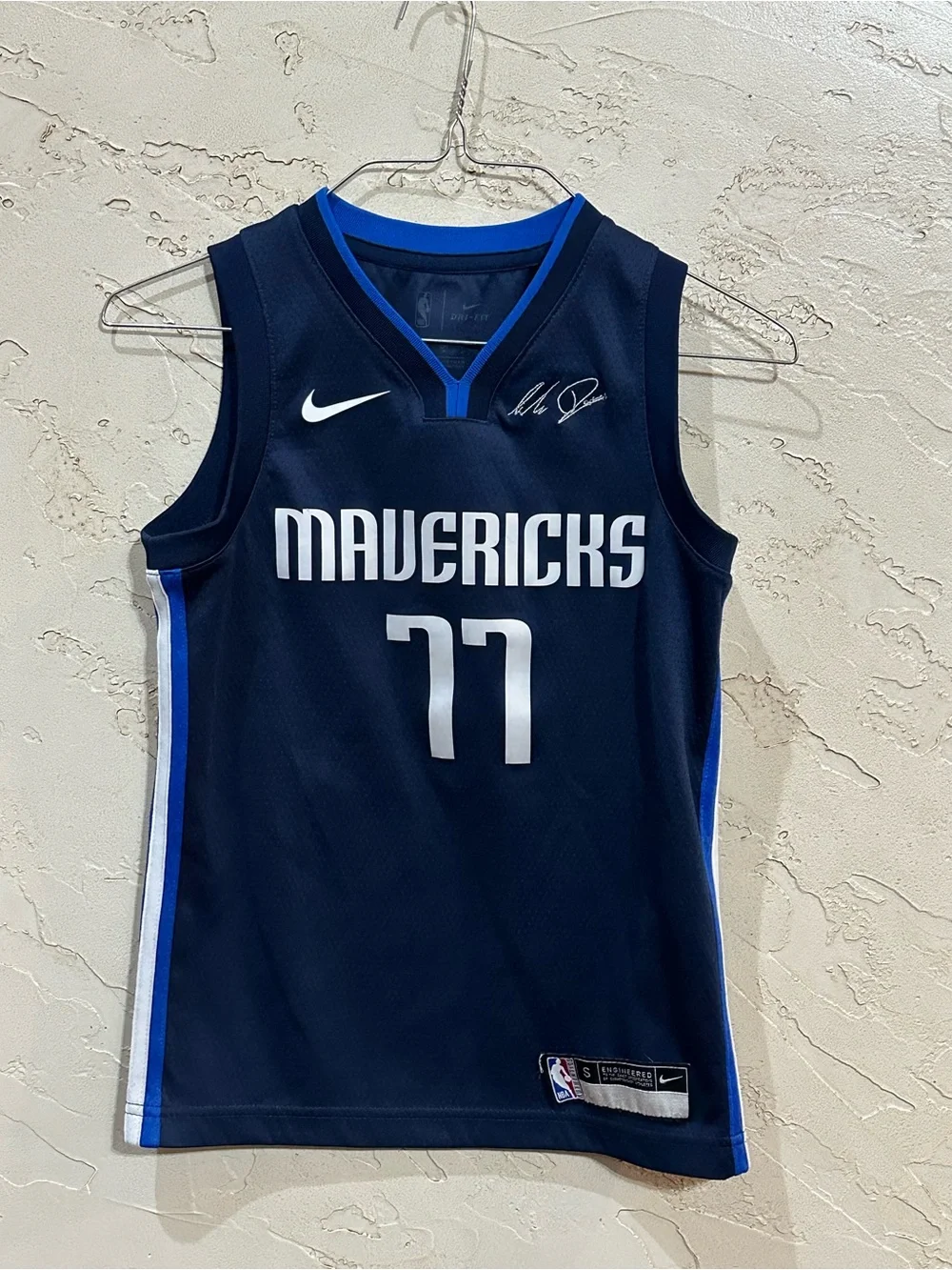 Nike Youth Dallas Mavericks #77 Luka Doncic Statement Edition Jersey size Small